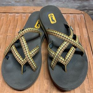 Women’s teva sandals / flip flops